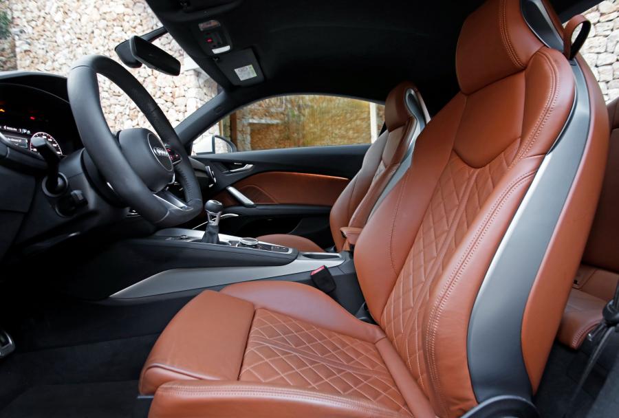 Интерьер Audi TT Coupe 2.0 TDI Ultra (8S) 2014 года  (WW) (фото 12 из 15)